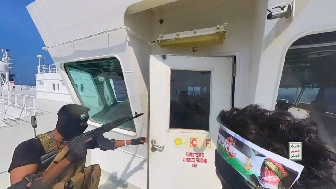  القوات اليمنية المسلحة تنشر مشاهد السيطرة على سفينة إسرائيلية
