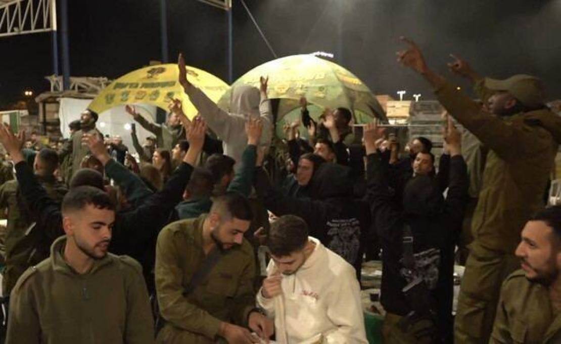 "احتفلوا لمغادرتهم أرض المعركة"..لماذا قرر الاحتلال سحب لواء جولاني من غزة؟