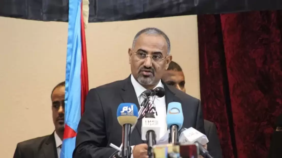 موقع عبري: رئيس المجلس الانتقالي الجنوبي باليمن التقى مسؤولين إماراتيين وأمريكيين للتعامل مع "الحوثي"
