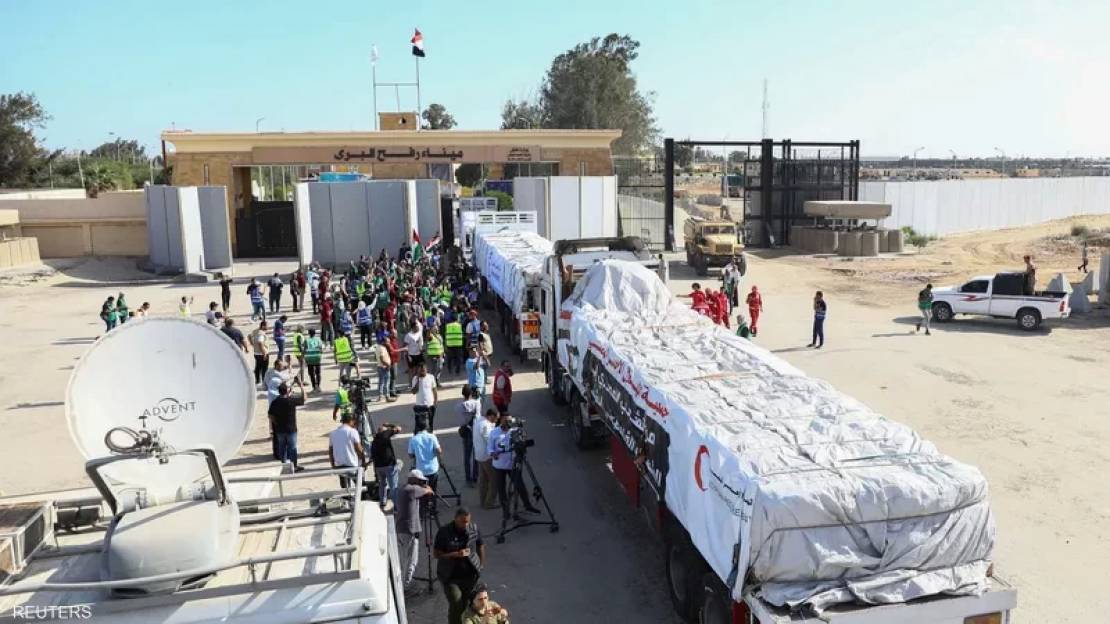 تحقيق: المخابرات المصرية تفرض إتاوات مقابل السماح بدخول المساعدات لغزة.. "5 آلاف دولار للشاحنة"