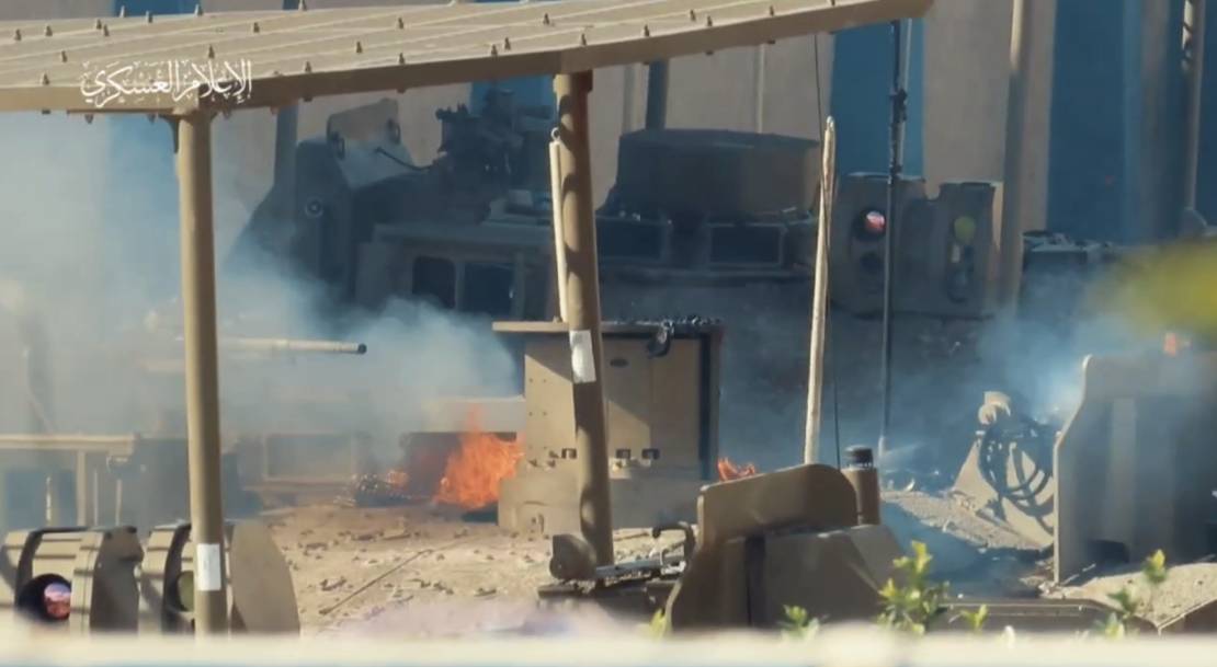 القسام يقنص جنديًا ويعرض مشاهد لاحتراق آليات الاحتلال