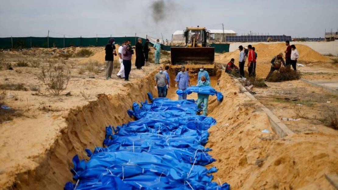 ضمن دعوى جنوب أفريقيا.. مذكرة ترصد أبرز المقابر الجماعية في غزة