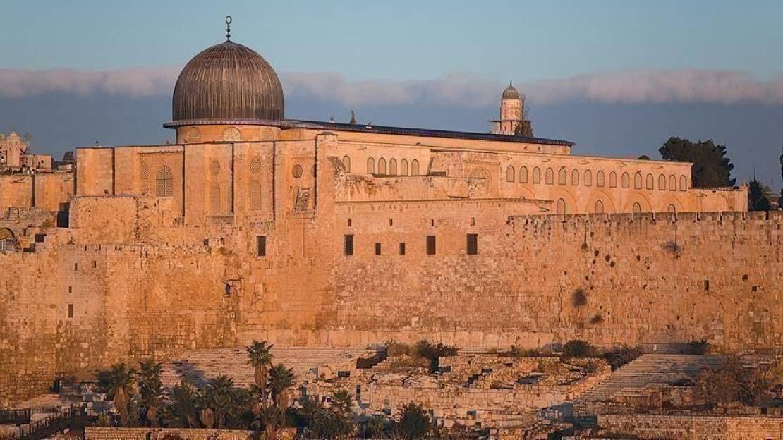 القدس: المستوطنون يقتحمون الأقصى والاحتلال يجبر مقدسيًا على هدم بيته