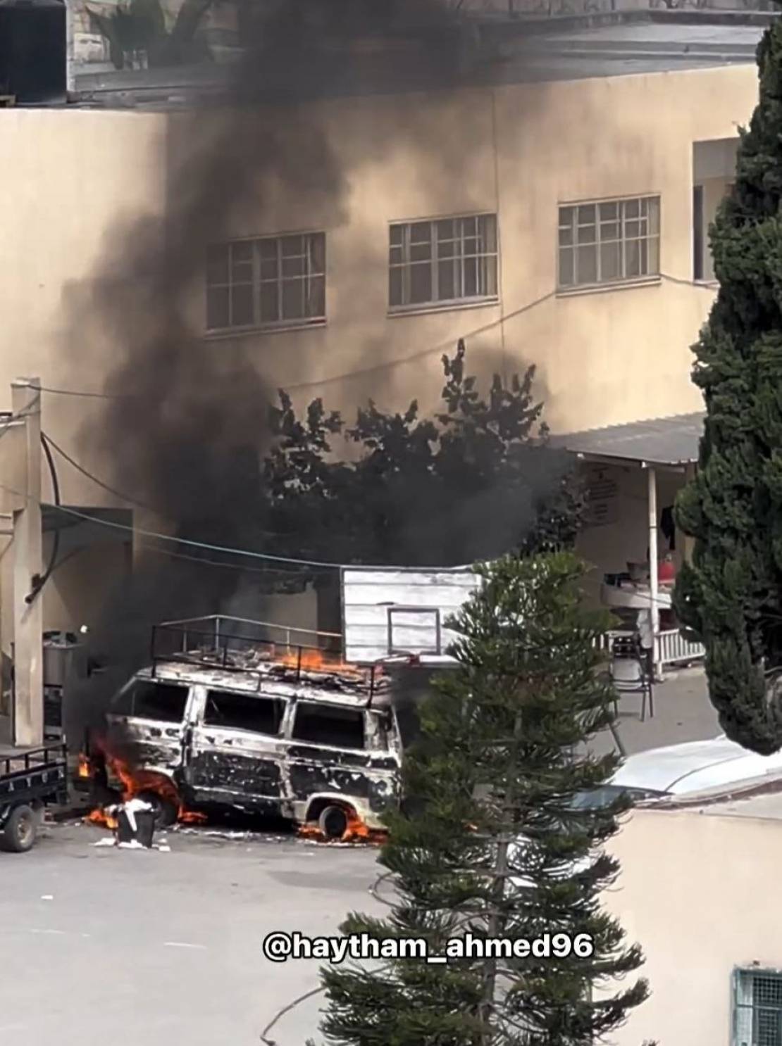 الاحتلال يحرق مخازن طبية في مجمع ناصر ويطلق النار على النازحين 