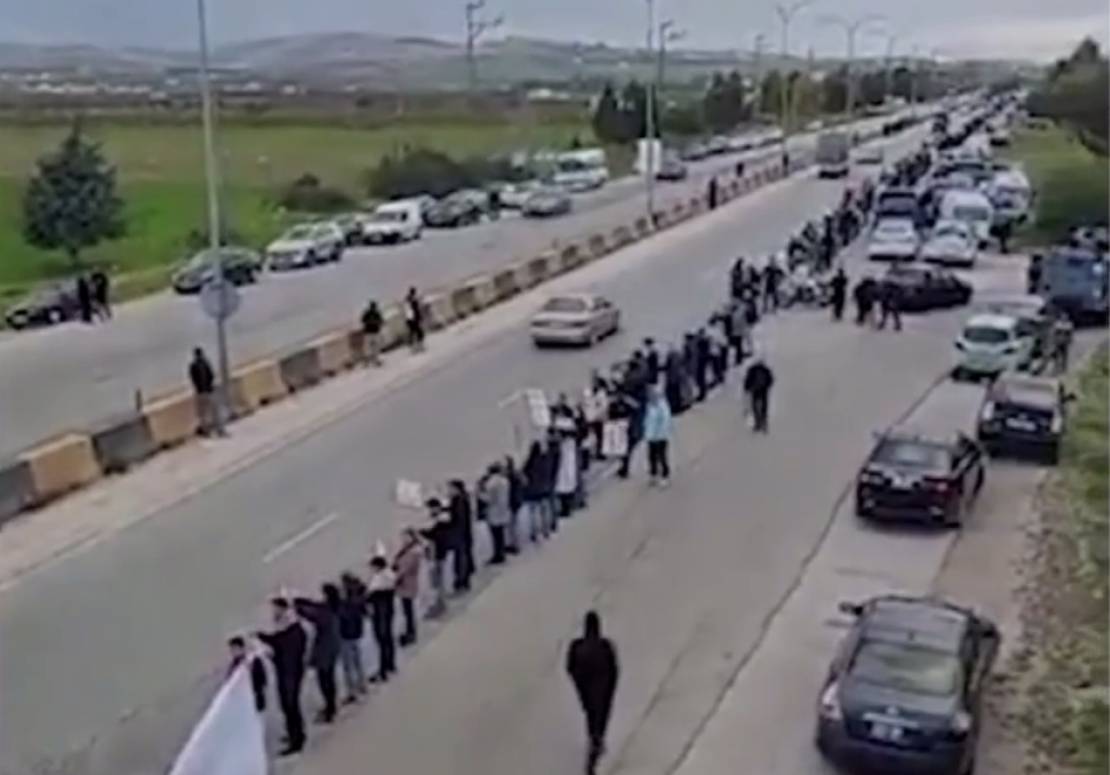 سلسلة بشرية في الأردن على الطريق البري لنقل البضائع إلى الاحتلال