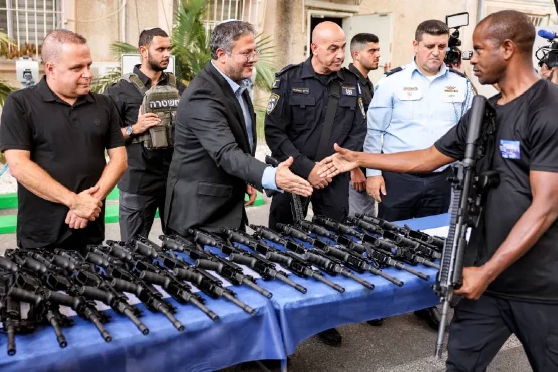 صحيفة عبرية: الأسلحة التي وزعت على المستوطنين بيعت لمقاومين فلسطينيين