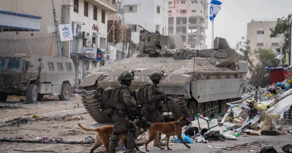 صحيفة عبرية: جنود الاحتلال استولوا على 200 مليون شيقل من بنك في غزة
