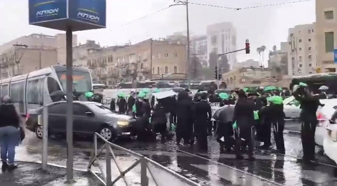 فيديو| "نموت ولا نتجند" .. "الحريديم" يغلقون شارعًا بالقدس رفضًا للتجنيد