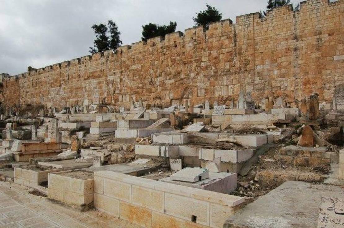 مستوطنون يحطمون شواهد قبور في مقبرة باب الرحمة بالقدس 