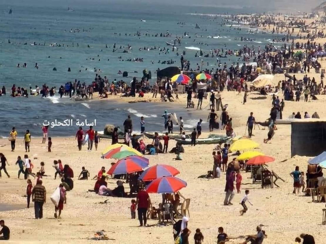 صورة على شاطئٍ دير البلح في يوم حار: الاحتلال غاضب وصاحب الدّار يعانق أمواجها  