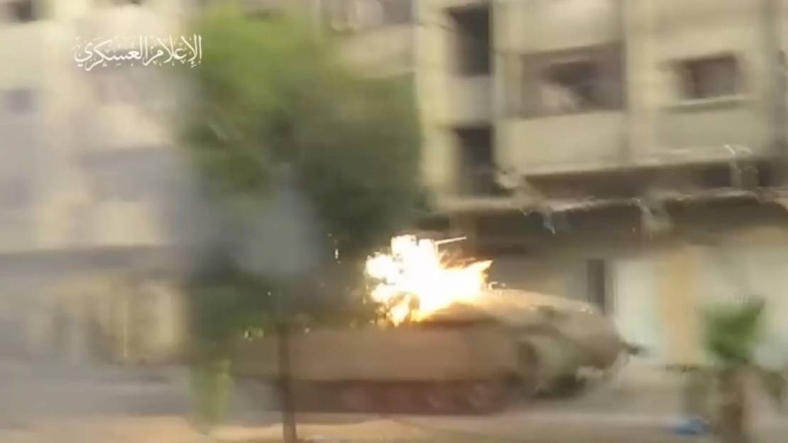 عاجل _ التلفزيون العربي يعرض مشاهد لاستهداف كتائب القسام جنود وآليات الاحتلال في مدينة رفح 1-42 +