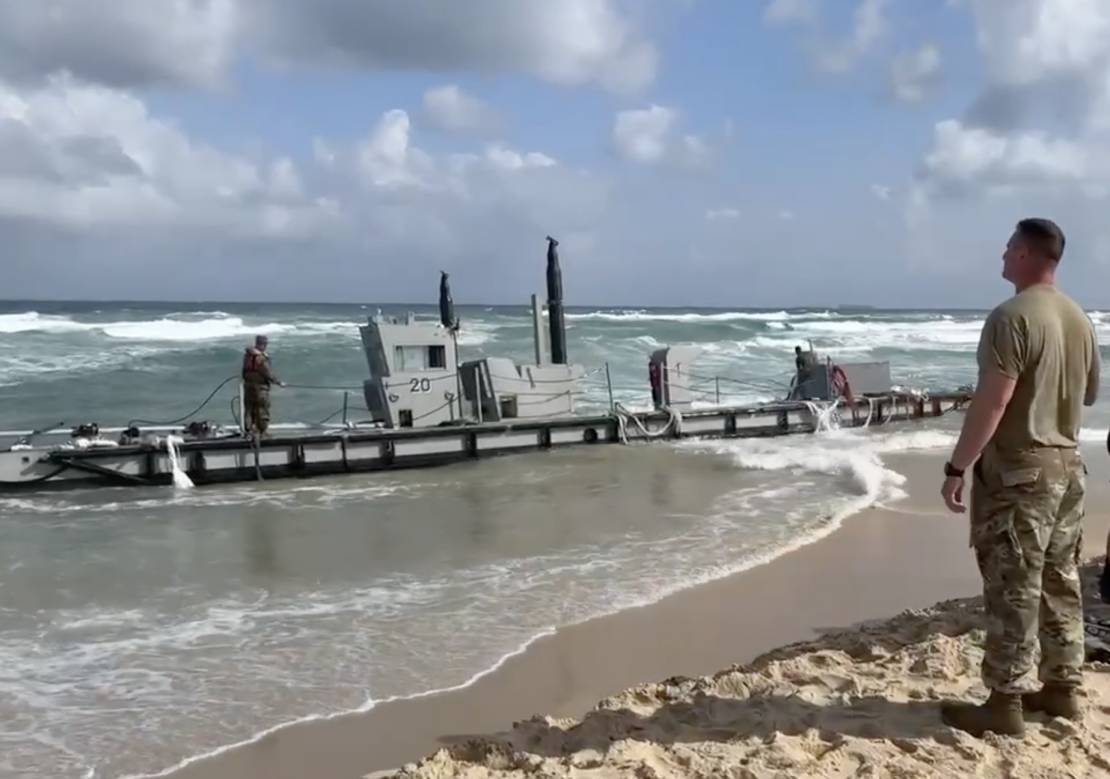 أمواج البحر تجرف جزءًا من الرصيف الأميركي قبالة غزة