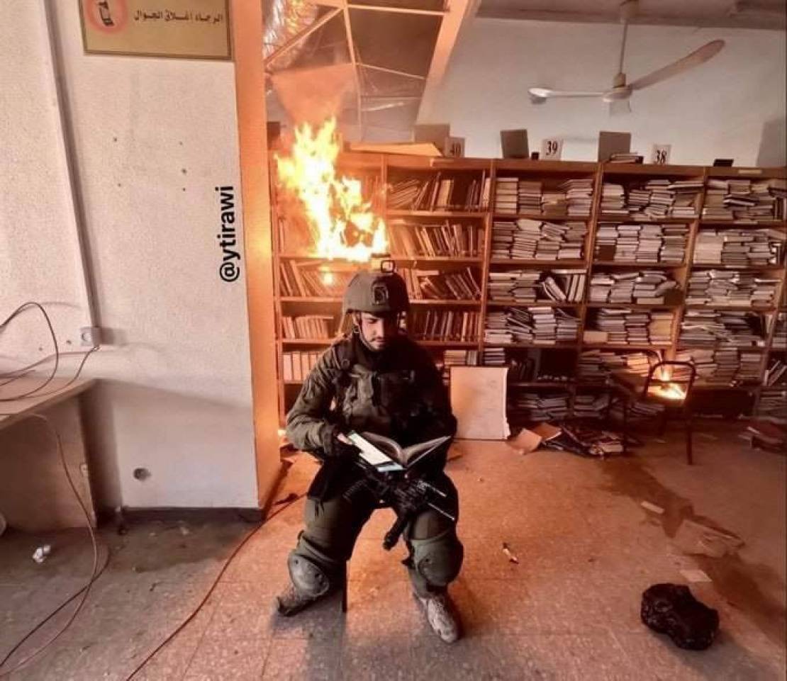 يسرق قيثارة.. يحرق مكتبة.. الإسرائيلي في غزة!