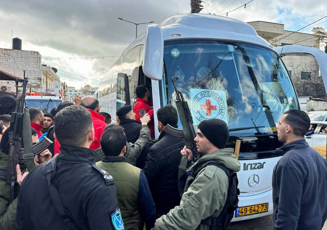 بعد مصادرة رايات حماس من استقبال الأسرى.. مغردون: "السلطة مفكرة إنها حررتهم!"