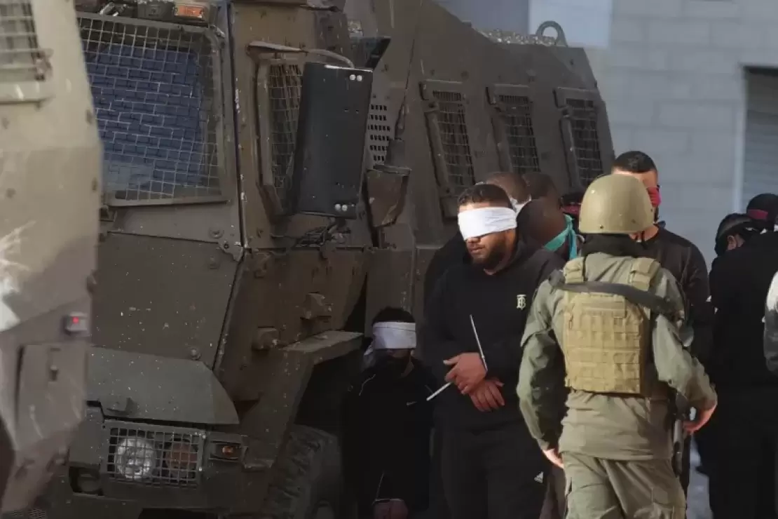 اقتحامات واعتقالات بالضفة: الاحتلال يعتدي على نساء وأطفال 