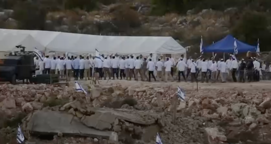  مستوطنون يؤدون طقوسًا تلمودية استفزازية غرب سلفيت 