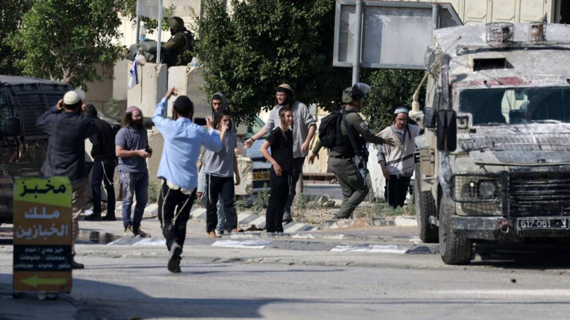 اعتقالات واقتحامات في الضفة والمستوطنون يعتدون على الفلسطينيين بالخليل