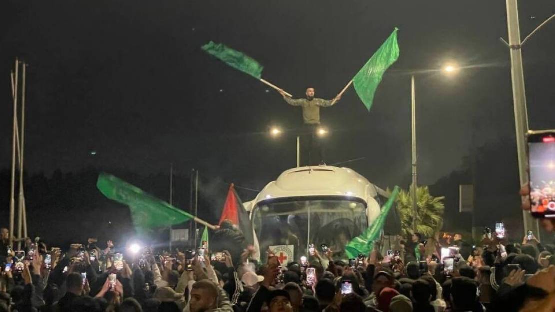 استطلاع من رام الله: الفلسطينيون يسحبون الشرعية من القيادة الرسمية ويمنحونها للمقاومة