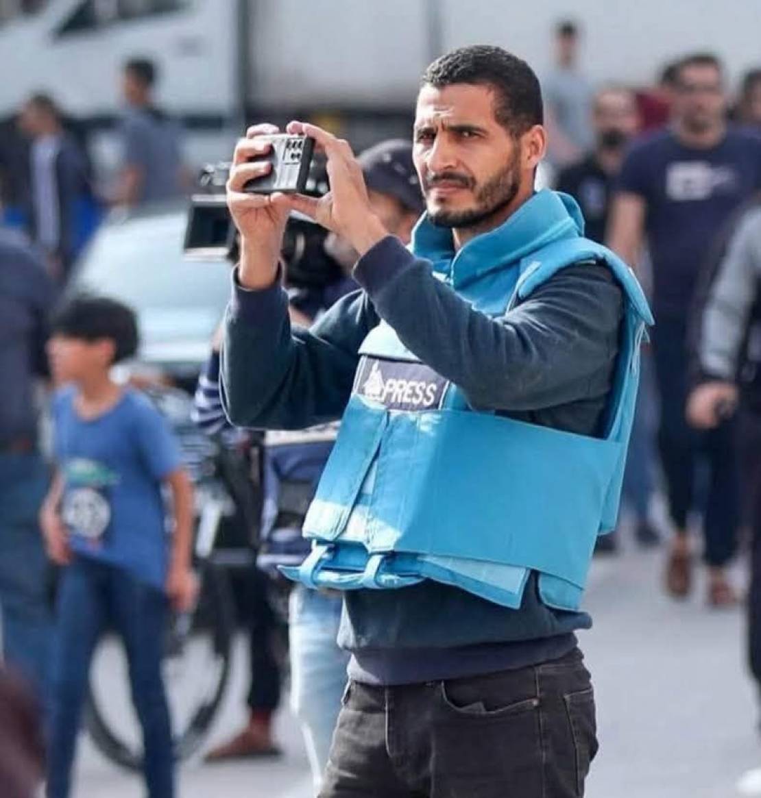 الاحتلال يغتال الصحفي حسن إصليح داخل مستشفى ناصر ويستأنف قصفه لغزة