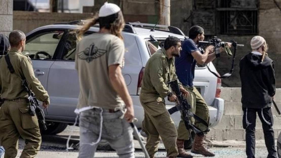 الاحتلال يحاصر بيتا والمستوطنون يضرمون النار ويطعنون فلسطينيًا 