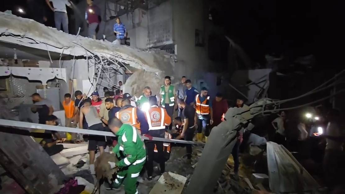 مجزرة في جباليا والاحتلال يحرق خيام النازحين في دير البلح 