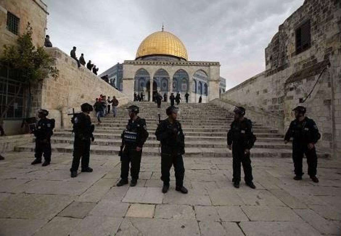 الاحتلال يفرض إغلاقٍا شاملًا على الضفة ويمنع الصلاة بالأقصى 