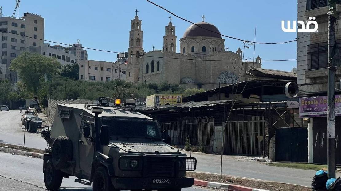 الاحتلال يعتقل العشرات الفلسطينيين ويهدم منزل شهيد 
