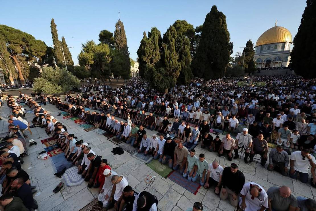 80 ألف فلسطيني يؤدون صلاة العيد في المسجد الأقصى