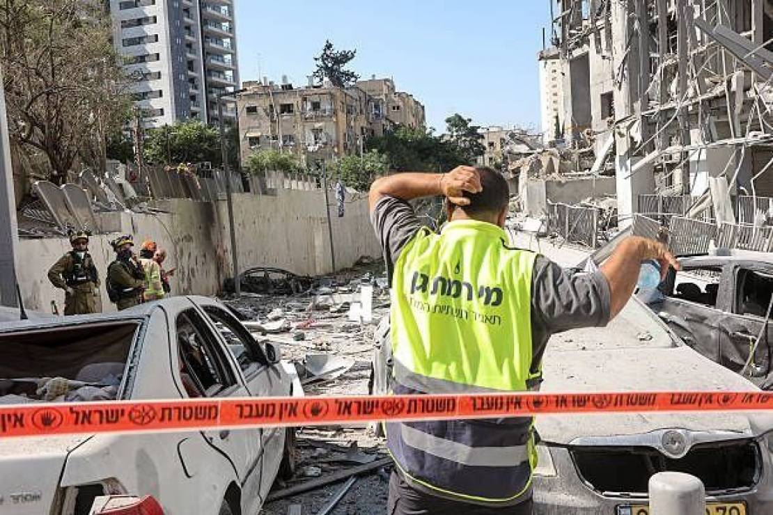 الاحتلال يحقق في استخدام إيران لقنابل عنقودية في الهجوم على "تل أبيب"