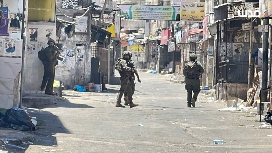 إغلاق طرق وحملة اعتقالات واسعة في الخليل وطوباس 