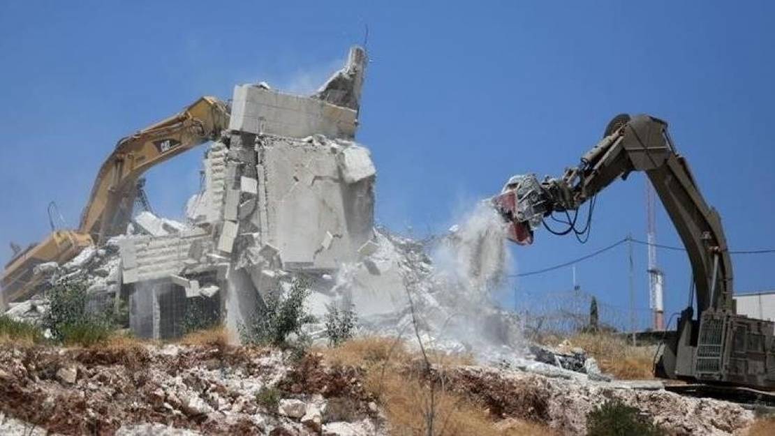 هدم ومداهمات واعتقالات واسعة في الضفة والقدس 