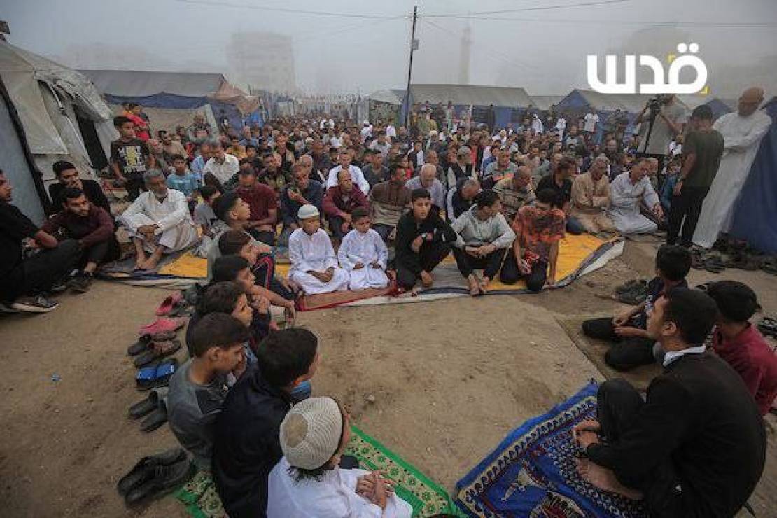 على أنقاض المساجد وبين خيامهم .. غزة تؤدي صلاة العيد 