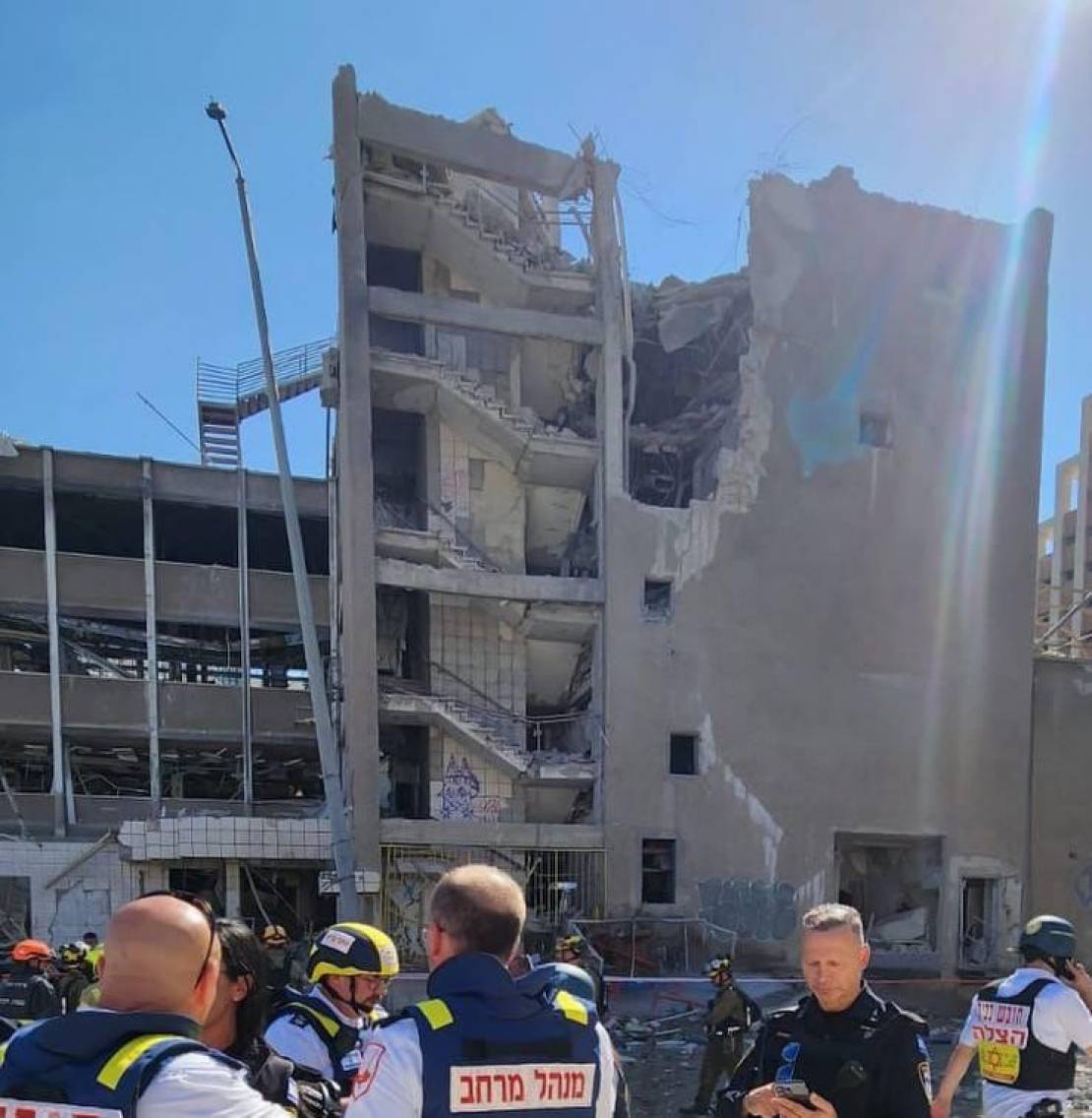 إصابات خطيرة ومبانٍ مدمرة .. إيران تقصف كلّ فلسطين المحتلة 