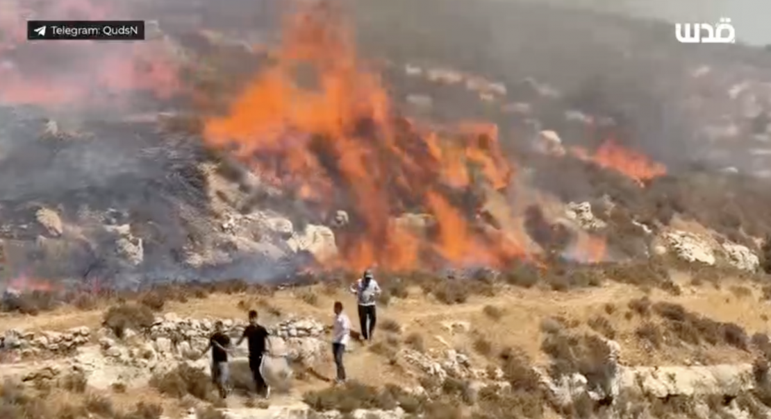 مستوطنون يحرقون أراضٍ بسنجل ويقيمون بؤرًا تحت حماية جيش الاحتلال