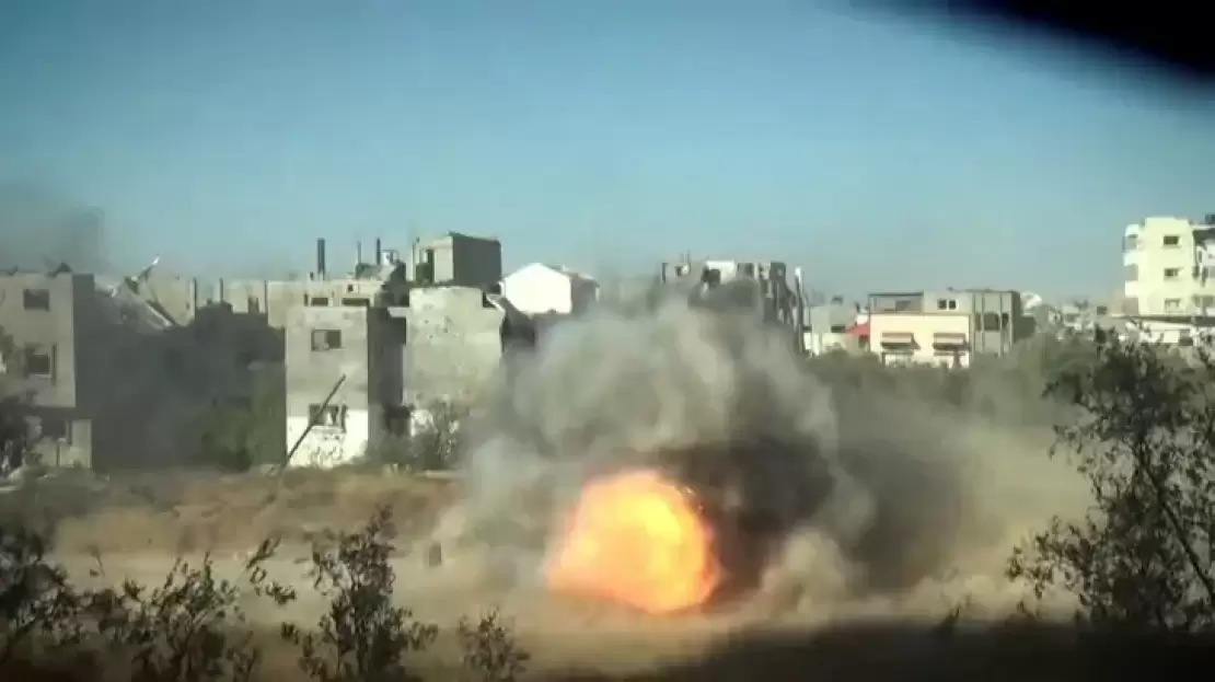 قذائف وعبوات المقاومة تدك دبابات وجرافات الاحتلال شرق غزة وشمالها