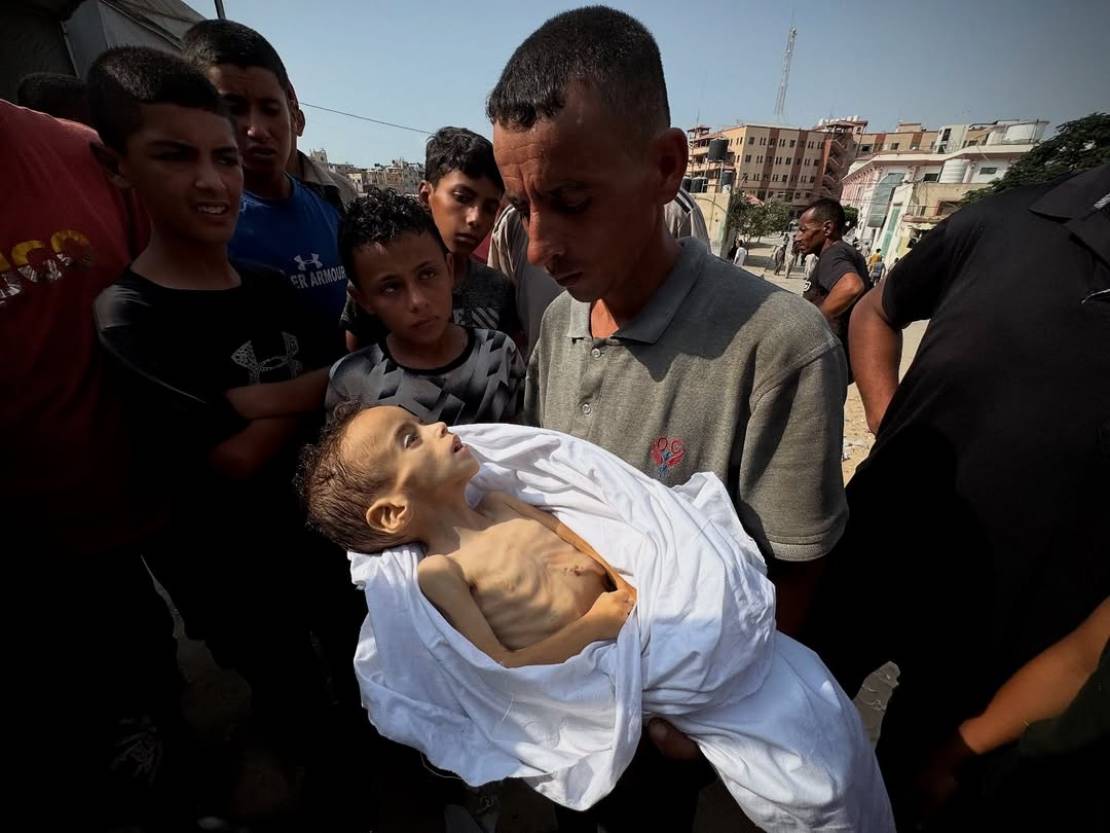 قوات الاحتلال تكثّف قصفها على غزة وخان يونس وتواصل تجويع القطاع 