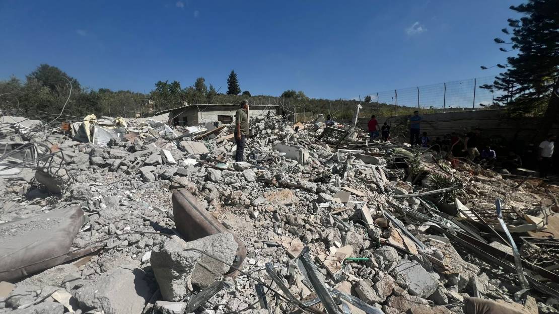 الاحتلال يهدم منزلًا غرب رام الله ويعتقل فلسطينيين بينهم نساء وطلاب في الضفة