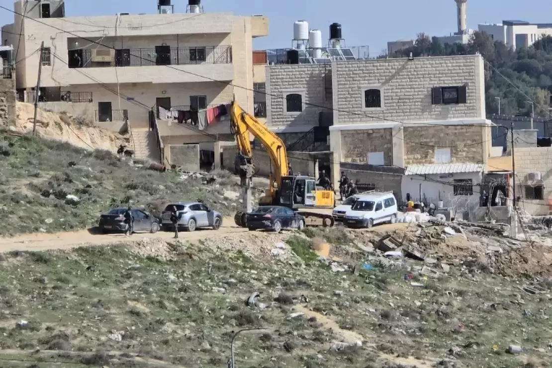 الاحتلال يهدم منزلًا في سلواد ويعتقل فلسطينيين بالضفة 
