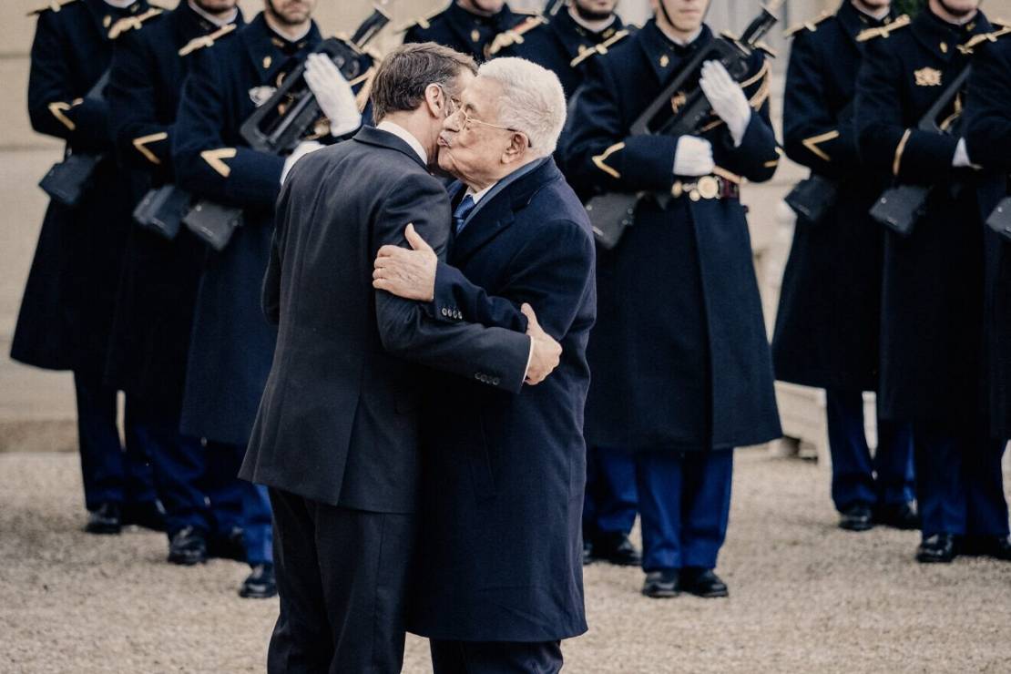 عباس وماكرون خلال لقائهما