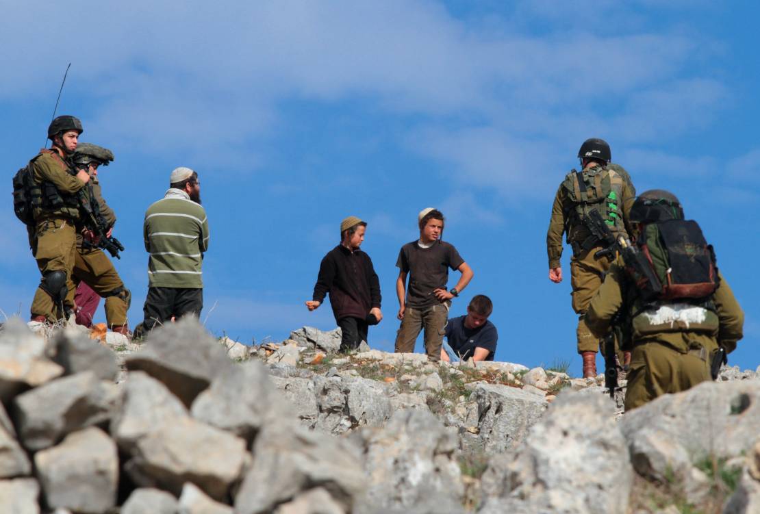 مستوطنون يواصلون اعتداءاتهم