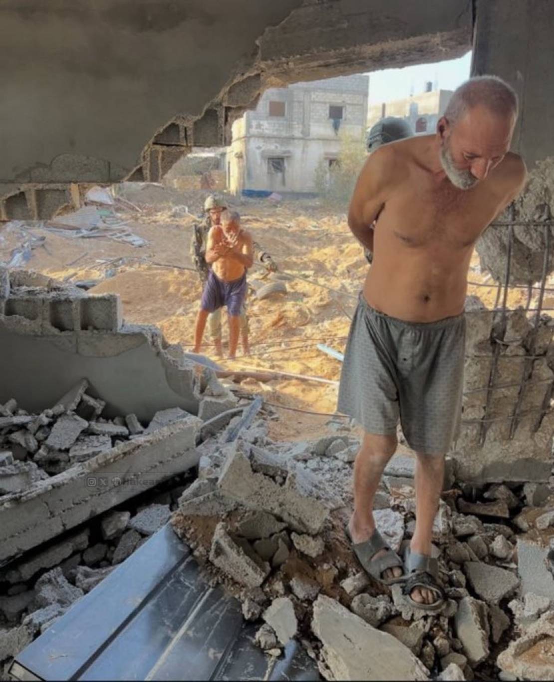 مسننان استخدما دروعا بشرية في غزة