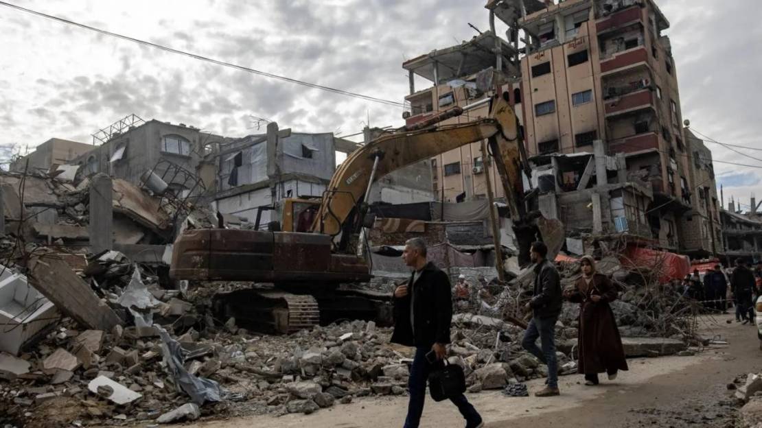 طواقم الدفاع المدني خلال إزالة ركام منزل مدمر في خانيونس جنوب قطاع غزة بحثا عن جثامين شهداء