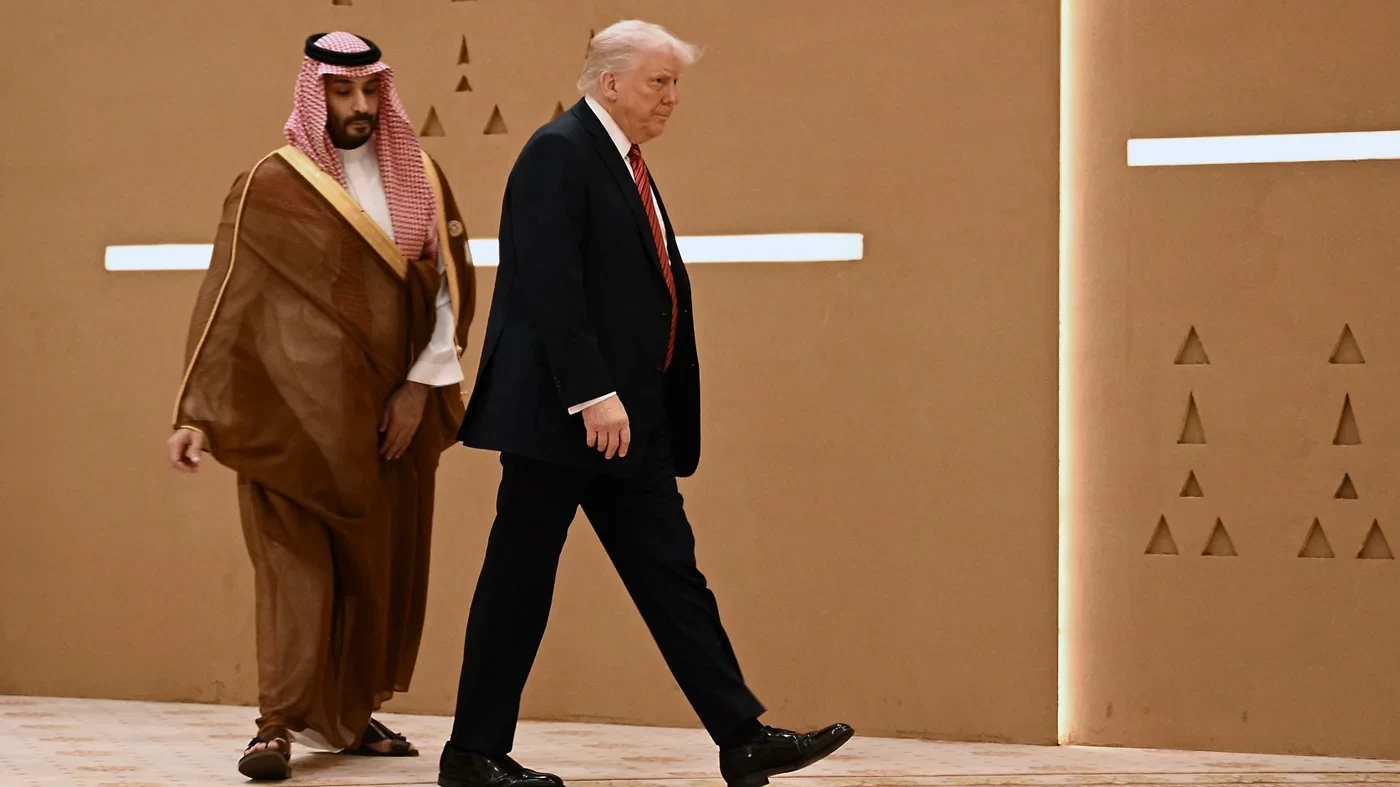 https://qudsn.co/ترامب والخليج: يتلذذون بالتصفيق العربي بينما تذبح 