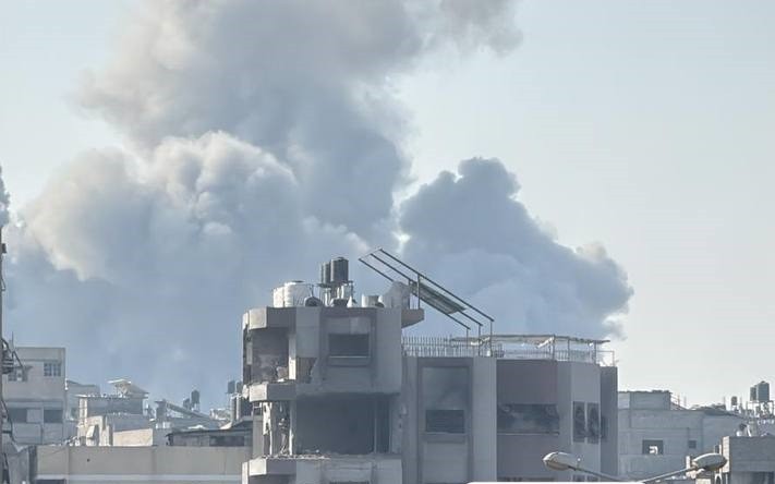 الاحتلال يطلق النار على المجوّعين.. وغارات عنيفة على غزة