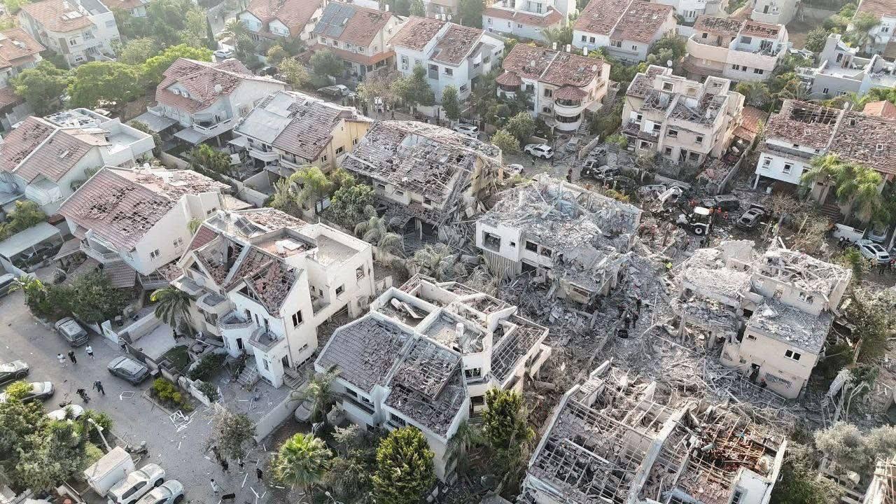 https://qudsn.co/إيران تنشر الرعب في دولة الاحتلال: أفيخاي يرتجف والسفير الأمريكي يختبئ بالملاجئ 