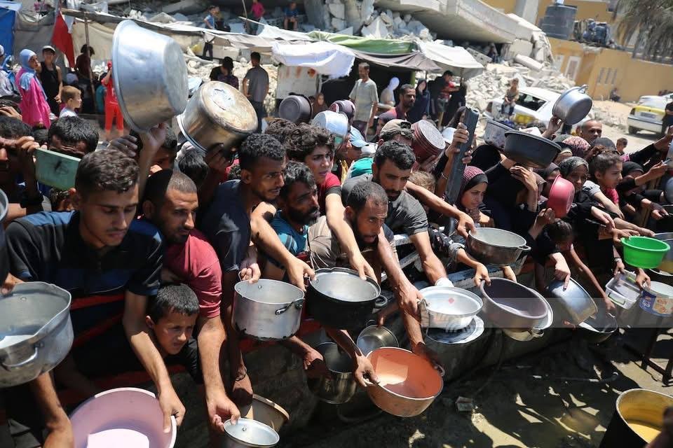 الرصاص ينتظر المجوّعين.. قصف متواصل وجرائم إبادة مستمرة 
