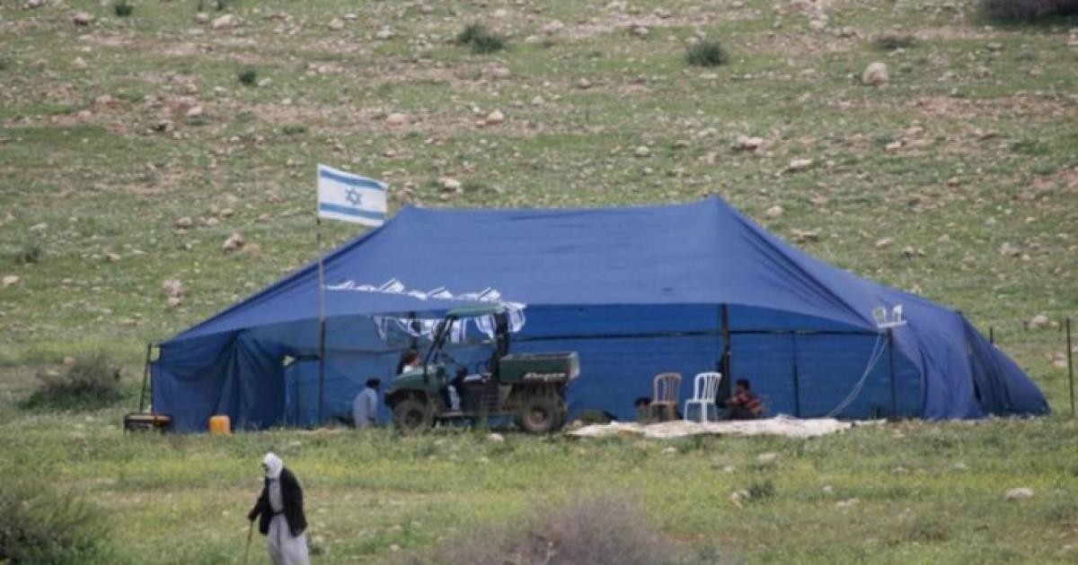 مستوطنون ينصبون 3 خيام في مسافر يطا ويحرقون مزروعات شرق الخليل