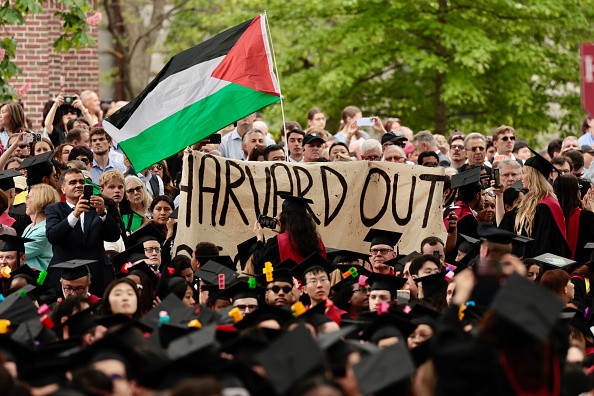 https://qudsn.co/هارفارد تلغي إصداراً خاصاً عن فلسطين وأكاديميون يتهمونها بقمع الحرية الأكاديمية