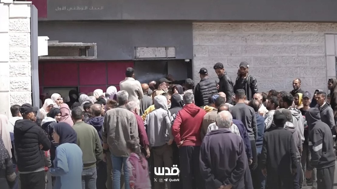 فلسطين – خاص| تجميد الحسابات.. بنوك غزة تشدد قبضتها على المواطنين