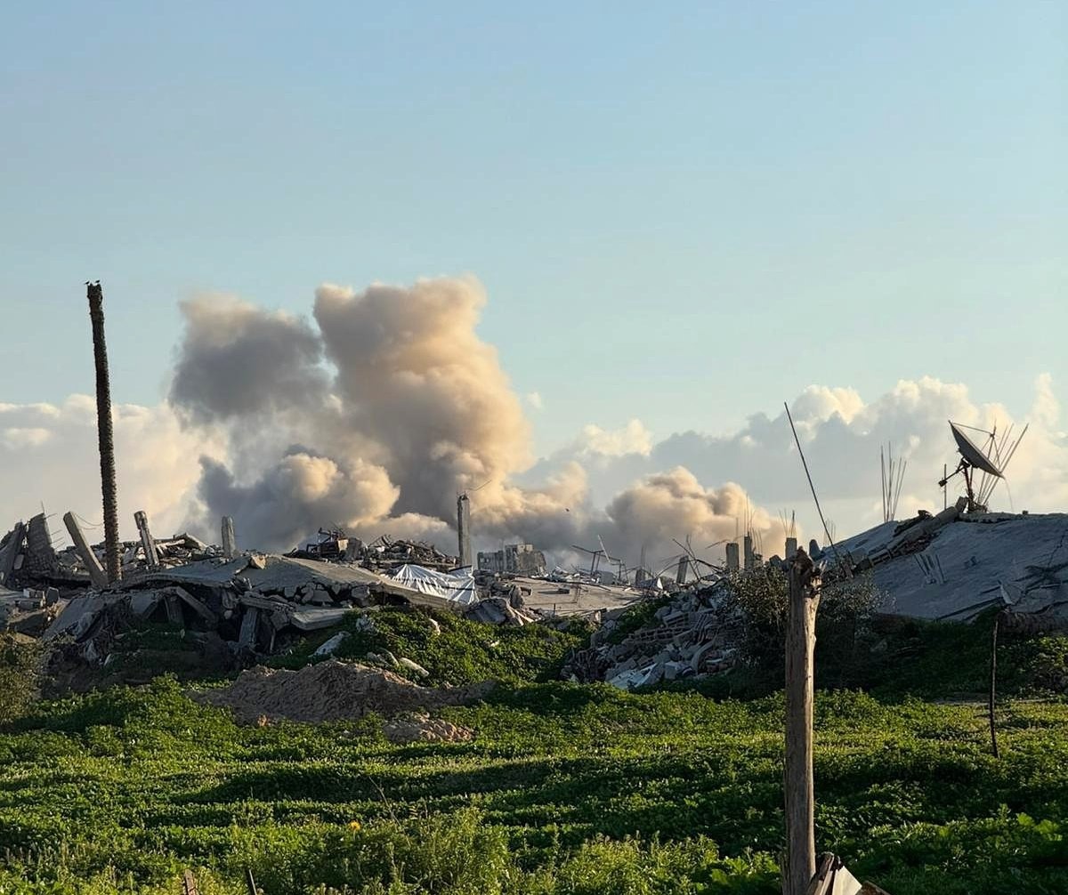 فلسطين – استشهاد طفل بخانيونس والاحتلال يفجر بنايات سكنية برفح